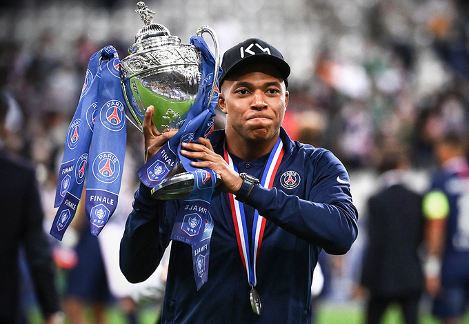 关于集结日深圳男篮调整名单以备法国杯；门线救险环节打磨；管理层满意；赛季目标并未改变的信息