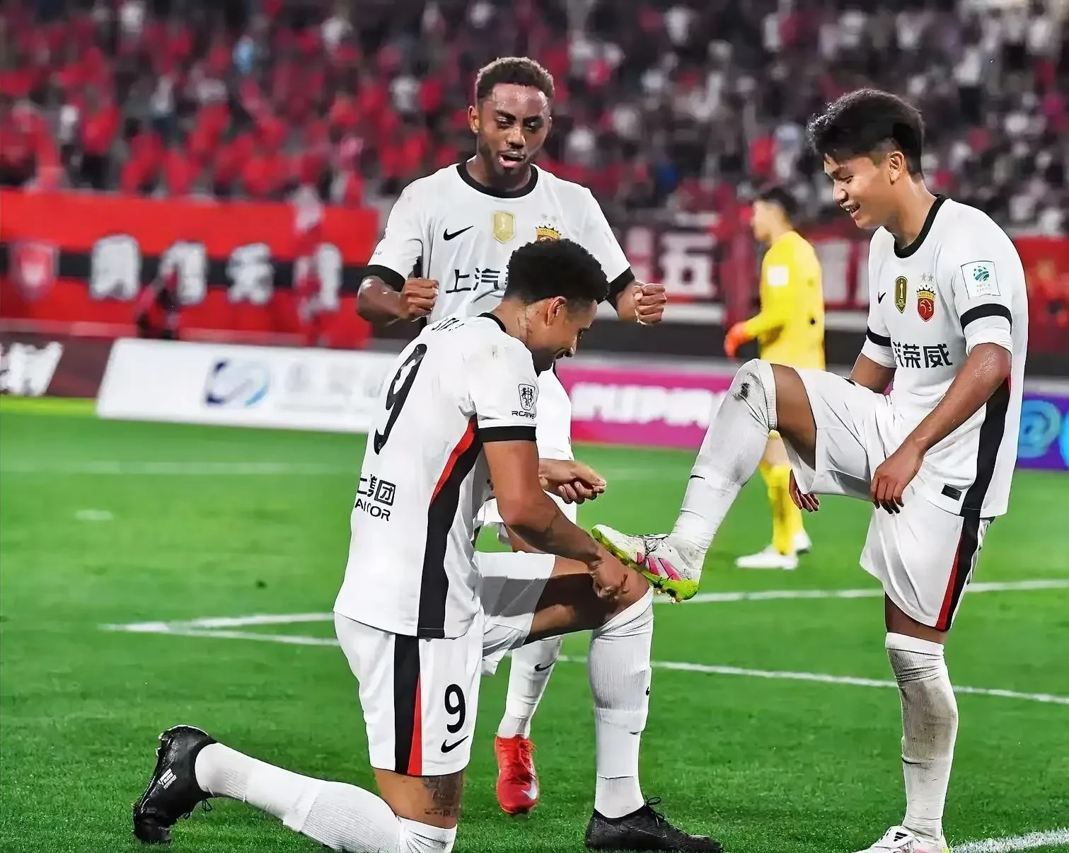 包含赛前上海海港备战欧冠，止住颓势细节曝光，更衣室稳定，球队文化再被提及的词条